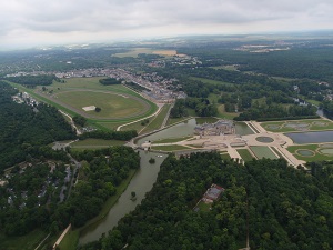 Schlossanlage mit Rennbahn