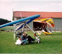 Fliegende Tankstelle "Twister mit 912er Rotax" und der Buggy von AirCreation als "Leitwolf" bei Zwischenstop in Bsingen/Neckar