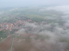 Start in Ippesheim bei morgendlichem Dunst